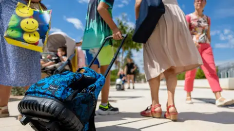 Alfàs del Pi destina una partida de 10.000 euros para ayudar a las familias con menores Alfàs del Pi destina una partida de 10.000 euros para ayudar a las familias con menores