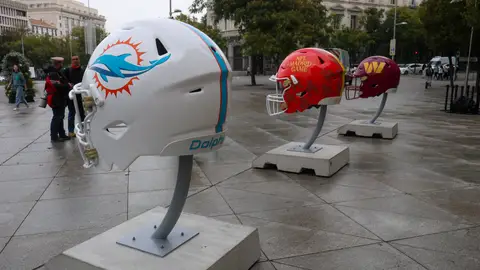 La Comunidad de Madrid instala cascos gigantes en Cibeles por el partido de la NFL La Comunidad de Madrid instala cascos gigantes en Cibeles por el partido de la NFL