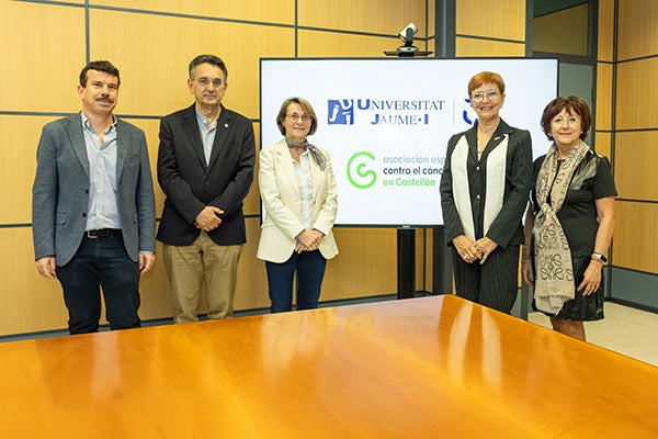 L’UJI i l’AECC-JP Castelló estrenyen la seua col·laboració per a fomentar la divulgació científica en la investigació contra el càncer L’UJI i l’AECC-JP Castelló estrenyen la seua col·laboració per a fomentar la divulgació científica en la investigació contra el càncer