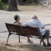 Dos jubilados sentados en un parque