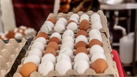 Imagen de archivo de varios huevos en un supermercado El futuro de los huevos por la crisis de la gripe aviar: bajada de oferta y precios tensionados