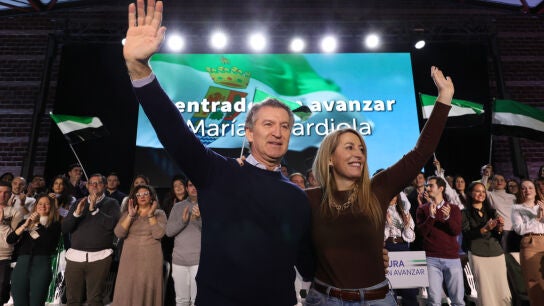 El presidente del Partido Popular, Alberto N&uacute;&ntilde;ez Feij&oacute;o junto a Mar&iacute;a Guardiola durante un acto p&uacute;blico en la localidad pacense de Lob&oacute;n este domingo. 