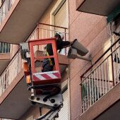 Trabajos de renovación de luminarias en el barrio Altabix de Elche. 