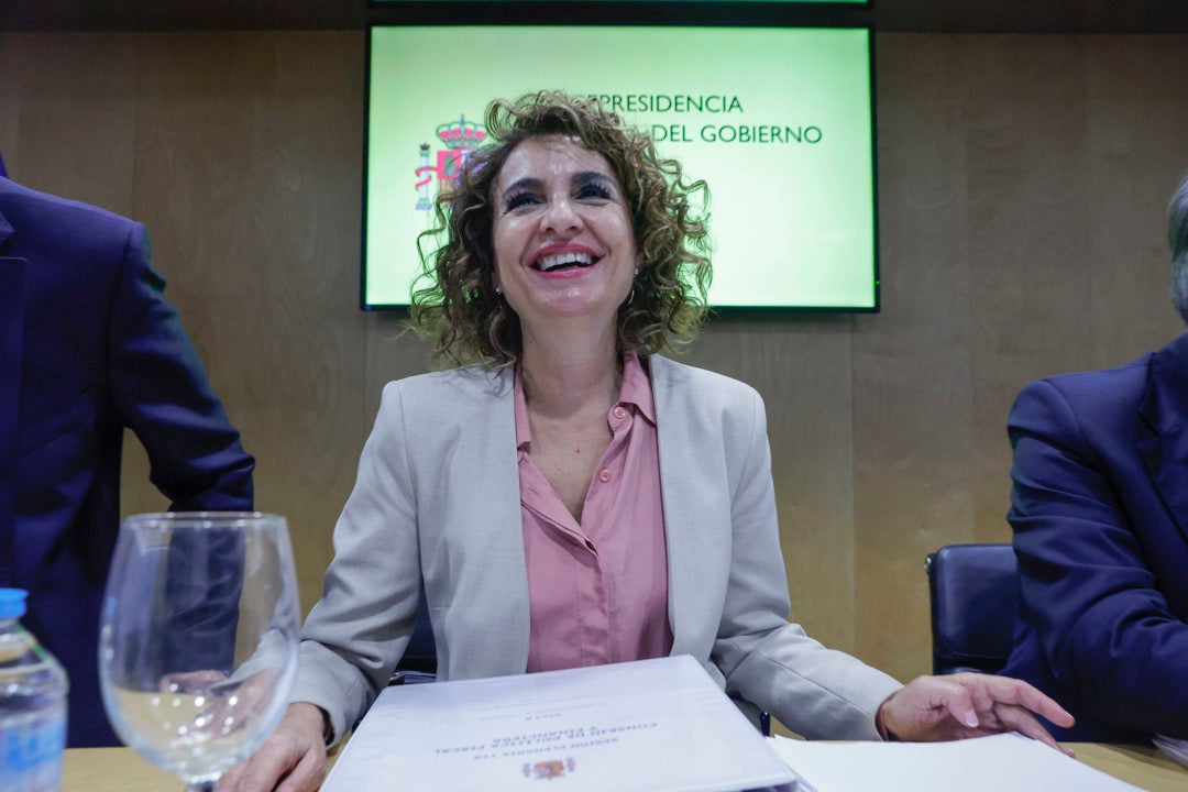 Hacienda ofrece a las comunidades autónomas un déficit del 0,1% y el PP lo considera "un despropósito" Hacienda ofrece a las comunidades autónomas un déficit del 0,1% y el PP lo considera "un despropósito"