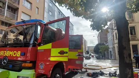 El PP de Santiago acusa a Sanmartín de "desaparecer" durante el incendio del sábado y ella replica que "fue en cuanto pudo" El PP de Santiago acusa a Sanmartín de "desaparecer" durante el incendio del sábado y ella replica que "fue en cuanto pudo"