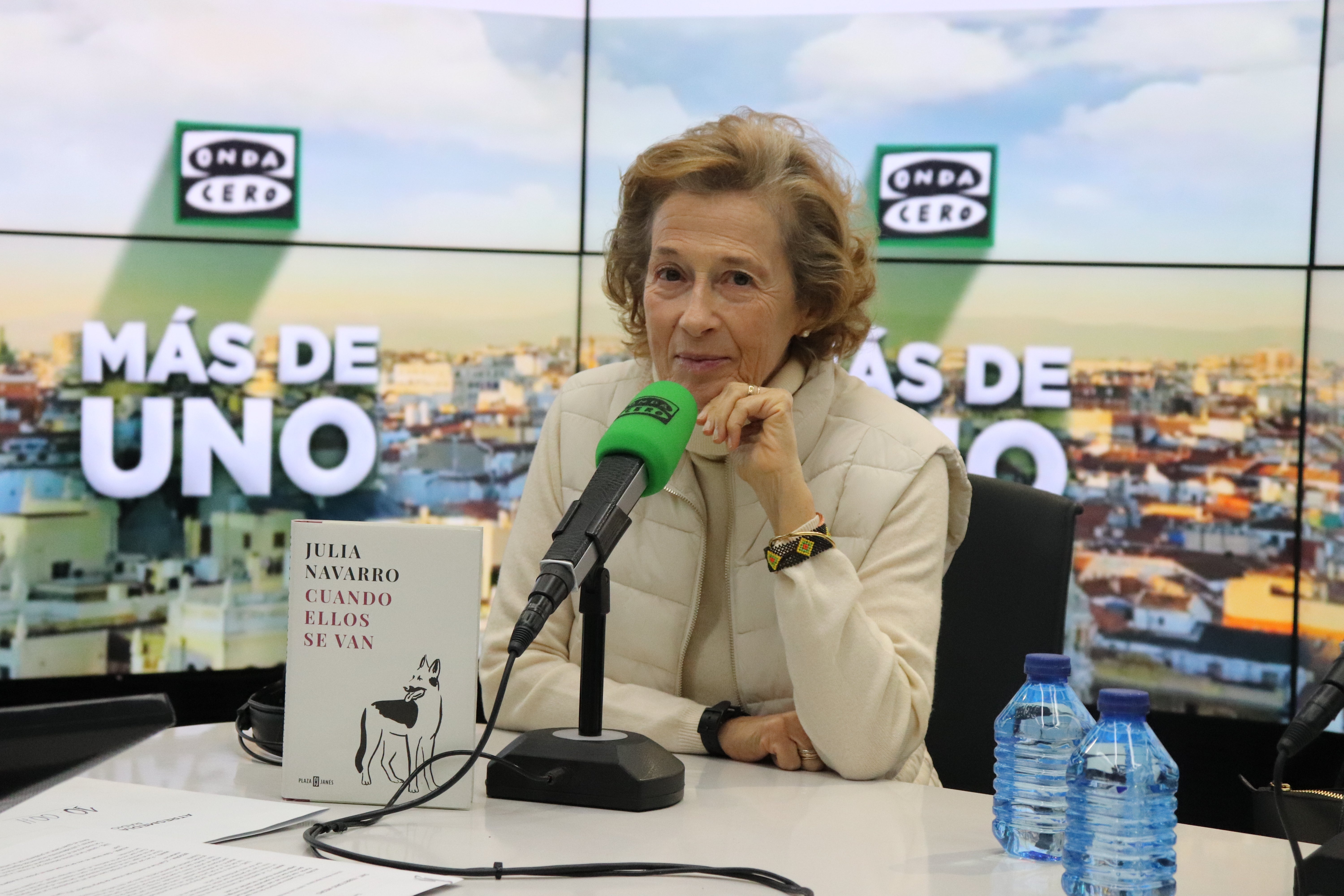 Julia Navarro habla en su nuevo libro, 'Cuando ellos se van', del trance de despedir a tu mascota Julia Navarro habla en su nuevo libro, 'Cuando ellos se van', del trance de despedir a tu mascota