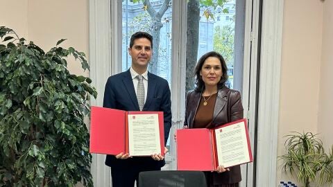 El consejero de Educación, Emilio Viciana junto a Victoria García Castelo, directora de ADEFAM, en la firma del acuerdo El consejero de Educación, Emilio Viciana junto a Victoria García Castelo, directora de ADEFAM, en la firma del acuerdo