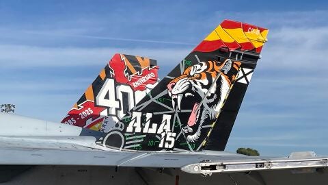 Un F-18 con el emblema del ALA 15 por su 40 aniversario Un F-18 con el emblema del ALA 15 por su 40 aniversario