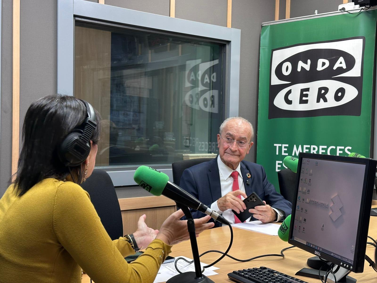 El alcalde de Málaga, Francisco de la Torre, responde a las preguntas de los oyentes de Onda Cero El alcalde de Málaga, Francisco de la Torre, responde a las preguntas de los oyentes de Onda Cero