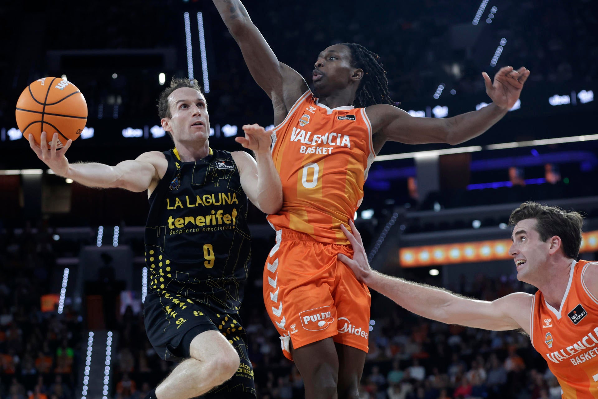 El Valencia nubla la mirilla del Tenerife y Taylor le hace un agujero El Valencia nubla la mirilla del Tenerife y Taylor le hace un agujero