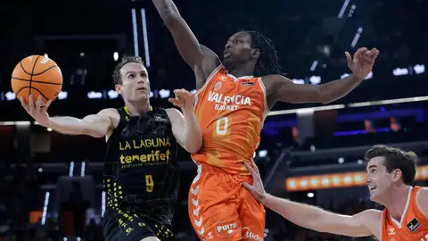 El Valencia nubla la mirilla del Tenerife y Taylor le hace un agujero El Valencia nubla la mirilla del Tenerife y Taylor le hace un agujero