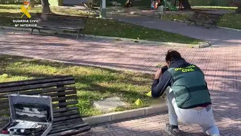 Un agente de la Guardia Civil recoge pruebas en el parque de Novelda en el que se produjo la pelea. Un agente de la Guardia Civil recoge pruebas en el parque de Novelda en el que se produjo la pelea.