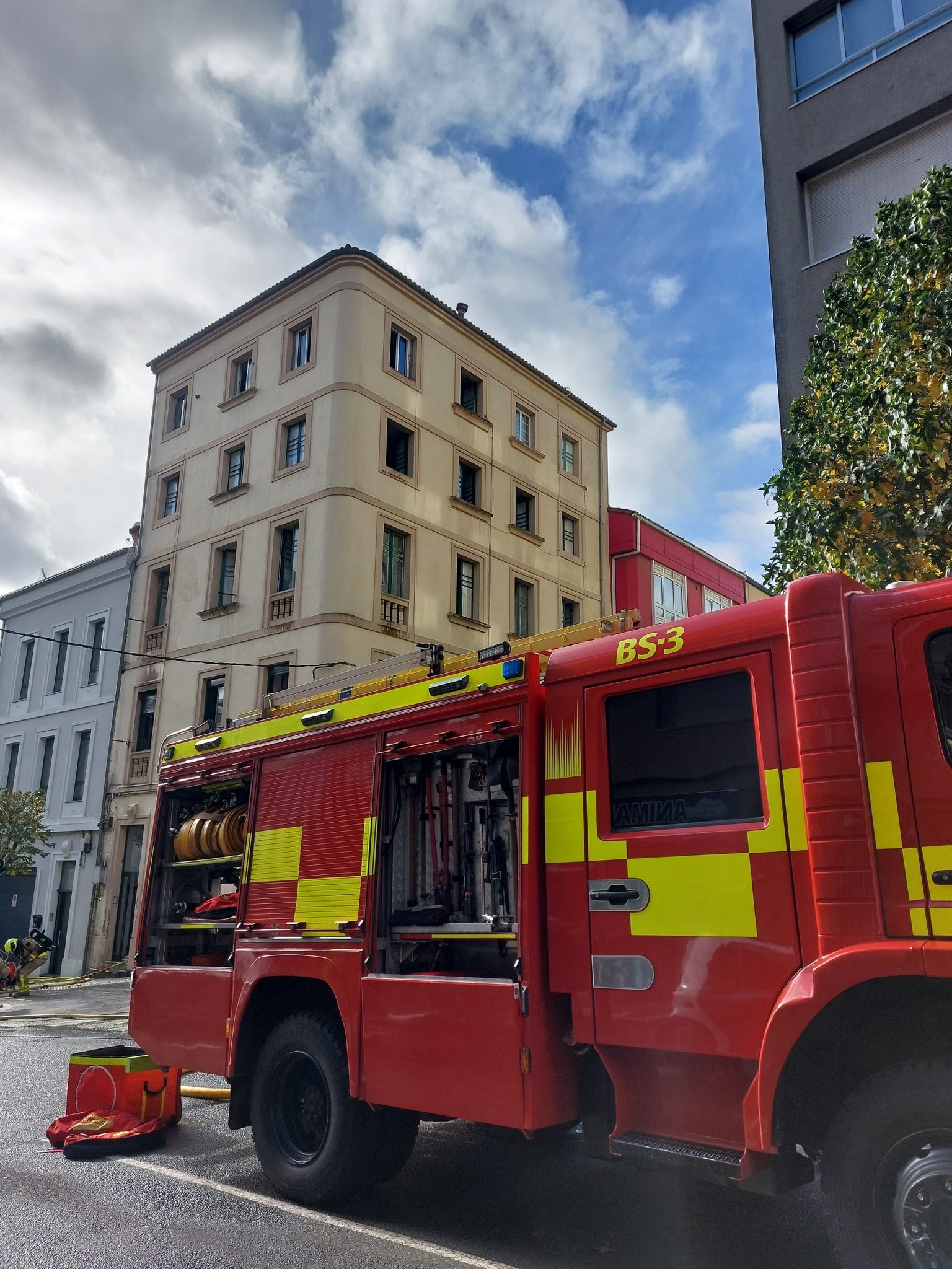 La alcaldesa Goretti Sanmartín ratifica que cuatro bomberos acudieron al incendio de Pontepedriña "en 7 minutos" y que el parque quedó vacío La alcaldesa Goretti Sanmartín ratifica que cuatro bomberos acudieron al incendio de Pontepedriña "en 7 minutos" y que el parque quedó vacío