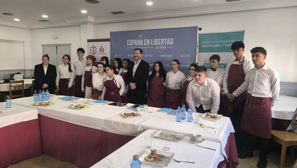 David Broceño junto a alumnos del IHES Santa María de Alarcos donde se ha celebrado la rueda de prensa David Broceño junto a alumnos del IHES Santa María de Alarcos donde se ha celebrado la rueda de prensa