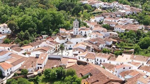 La naturaleza abraza al bello pueblo de Los Marines.