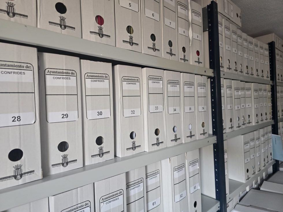 Confrides invierte 4.500 euros en la modernización de su archivo municipal Confrides invierte 4.500 euros en la modernización de su archivo municipal