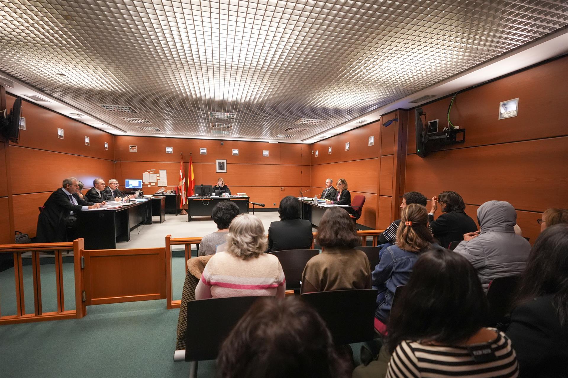 Antiabortistas niegan coacciones y aseguran que solo rezaban ante la clínica en Vitoria Antiabortistas niegan coacciones y aseguran que solo rezaban ante la clínica en Vitoria