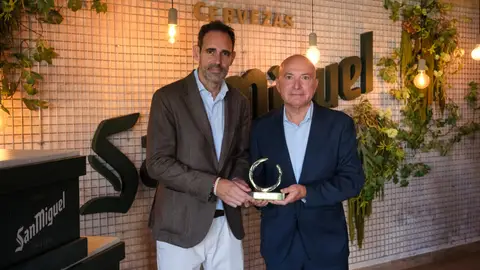 MAHOS nombra asociado de honor al club Unicaja Baloncesto Lopez Nieto