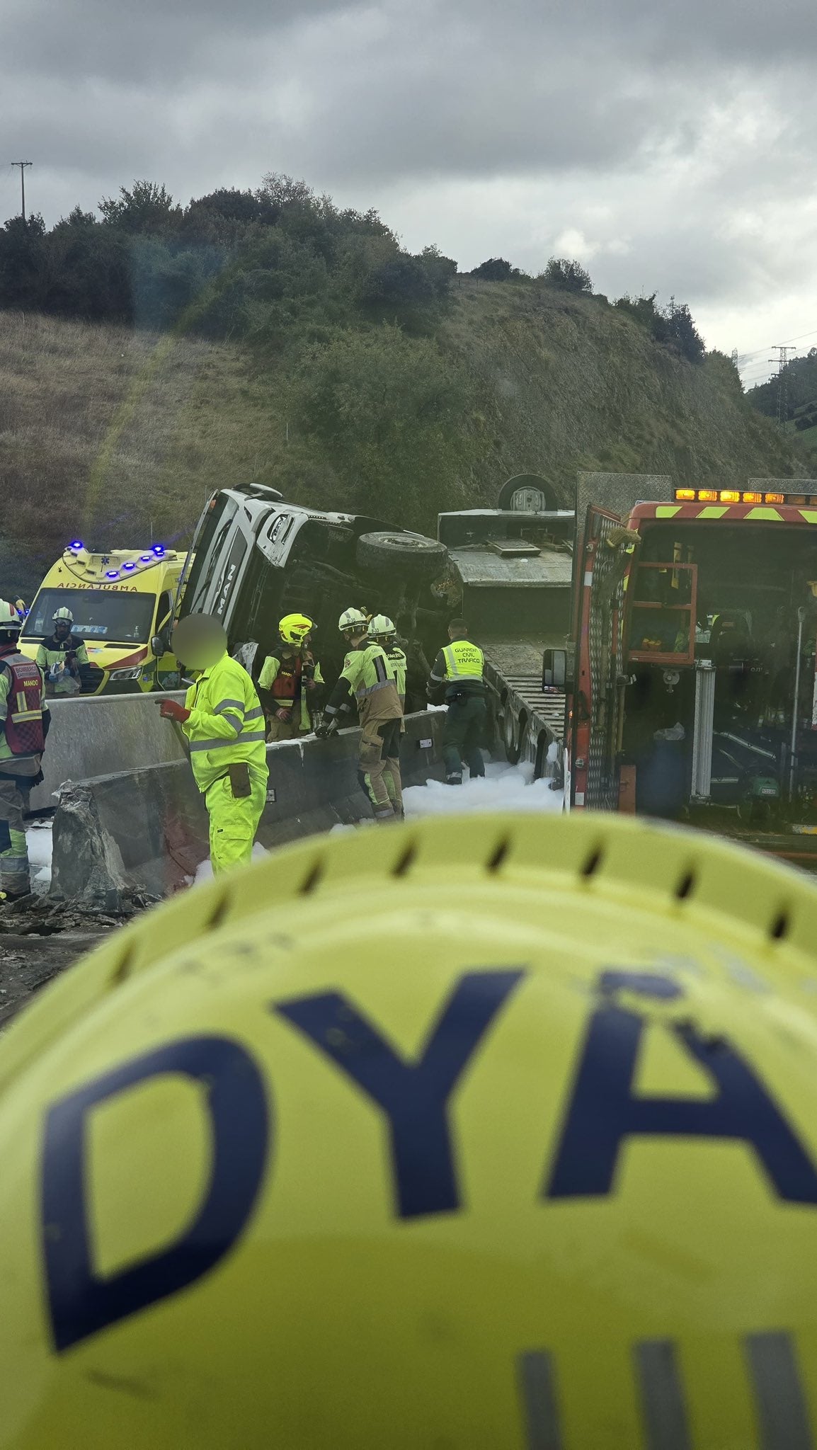 Un accidente de camión mantiene cortados los carriles izquierdos de la A-8 a la altura de Castro en ambos sentidos Un accidente de camión mantiene cortados los carriles izquierdos de la A-8 a la altura de Castro en ambos sentidos