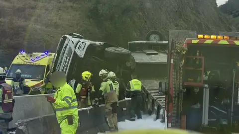 Un accidente de camión en la A-8 a la altura de Castro Un accidente de camión en la A-8 a la altura de Castro