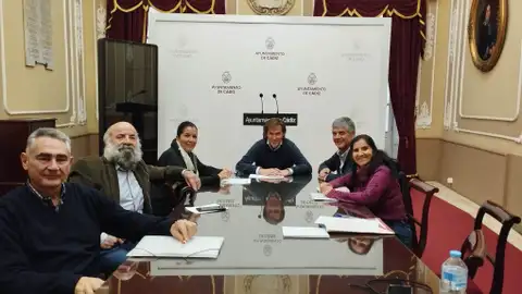 Reunión del jurado en el Salón Isabelino del Ayuntamiento de Cádiz Reunión del jurado en el Salón Isabelino del Ayuntamiento de Cádiz