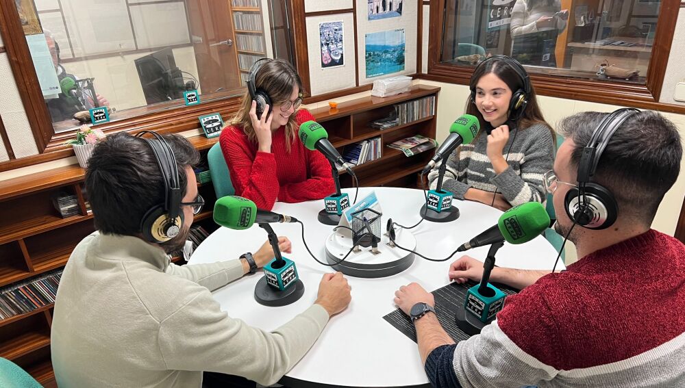 Los jóvenes reconocen la responsabilidad y el peso de estar en la cuna de un Nobel.
