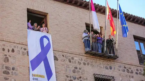 Delegación despliega el lazo por el 25 N en Toledo Delegación despliega el lazo por el 25 N en Toledo