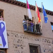 Delegación despliega el lazo por el 25 N en Toledo Delegación despliega el lazo por el 25 N en Toledo