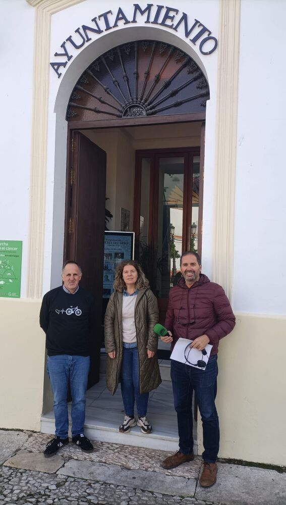 El alcalde de Almonaster, Jacinto Vázquez, la concejala de Turismo, Tamara Romero, junto al presentador de 'Reto Demográfico', Rafael López.