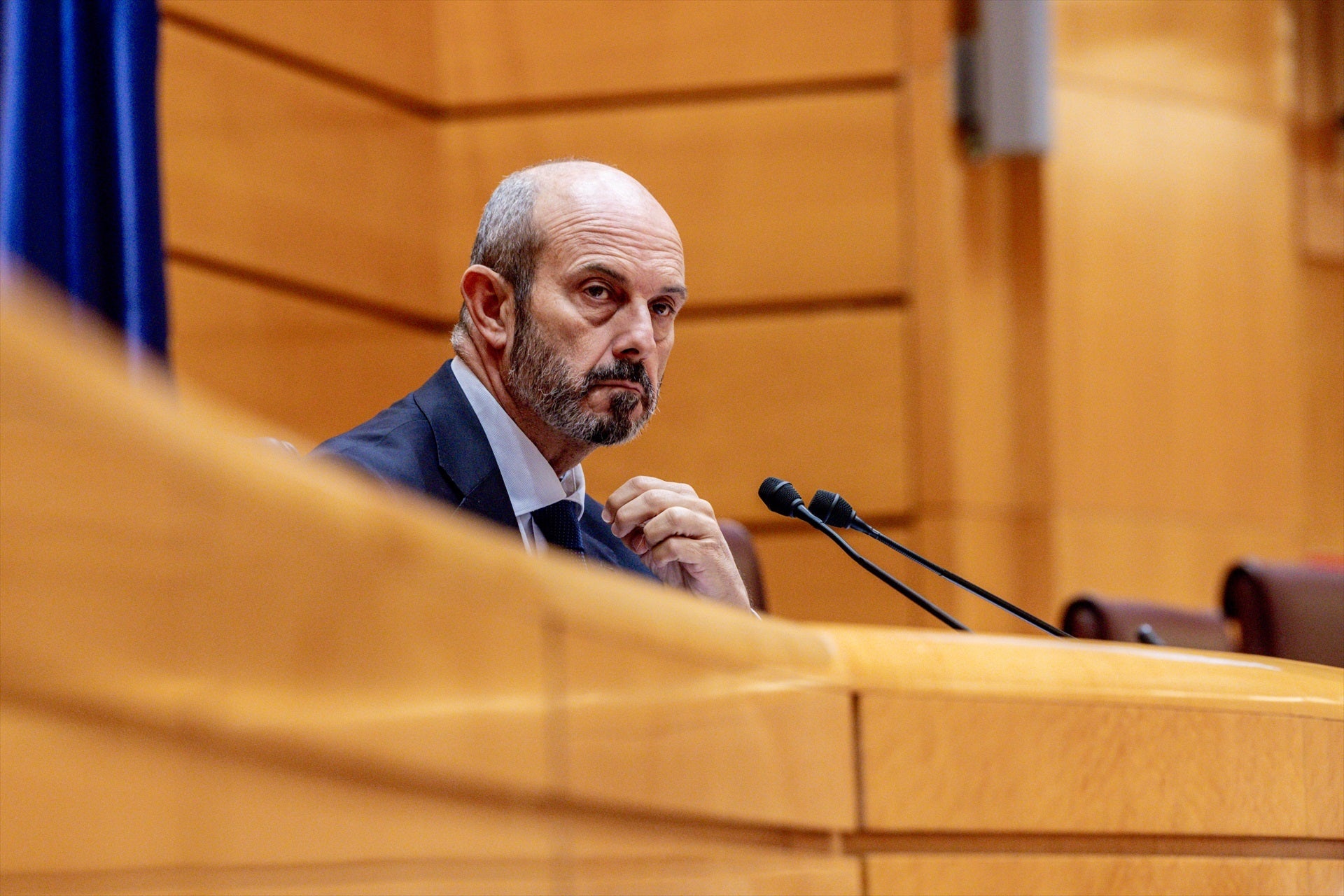 La 'pillada' al presidente del Senado quejándose del ruido antes del pleno: "Les importa tres pollas en vinagre" La 'pillada' al presidente del Senado quejándose del ruido antes del pleno: "Les importa tres pollas en vinagre"