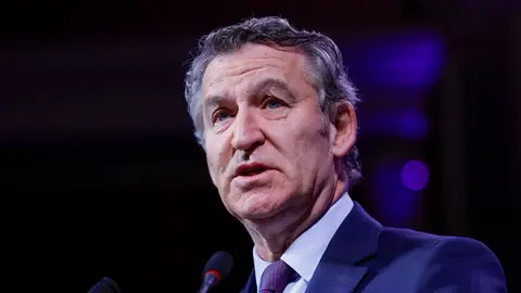 El líder del PP,Alberto Núñez Feijóo, durante su intervención en la segunda jornada de la IV edición del foro Metafuturo este martes en el Ateneo de Madrid. Feijóo confirma que Mazón también dejará su cargo como presidente del PP valenciano
