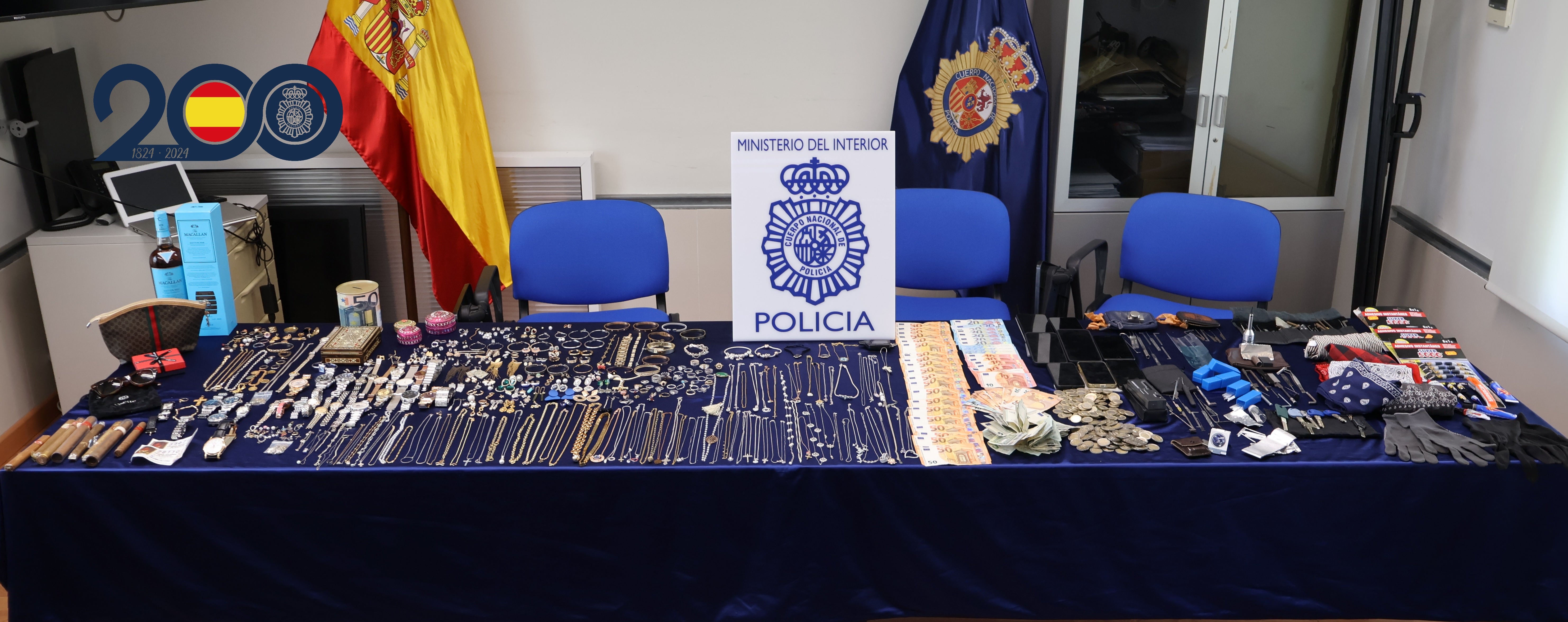 Desarticulado un grupo especializado en el robo en viviendas por la técnica del ‘hilo invisible’ que ha actuado en Elche Desarticulado un grupo especializado en el robo en viviendas por la técnica del ‘hilo invisible’ que ha actuado en Elche