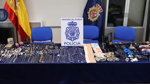 Algunos de los efectos robados por el grupo desarticulado por la Policía Nacional. Algunos de los efectos robados por el grupo desarticulado por la Policía Nacional.