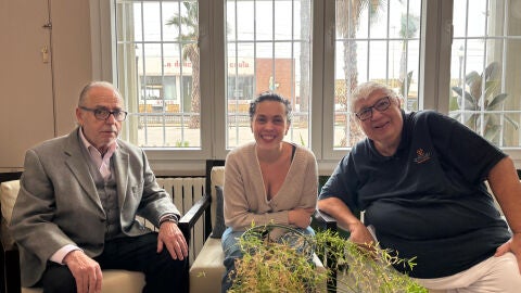 En Joan i en Jes&uacute;s, residents de Llars Horitz&oacute; (Badalona), amb la Gala, educadora social