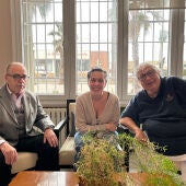 En Joan i en Jesús, residents de Llars Horitzó (Badalona), amb la Gala, educadora social