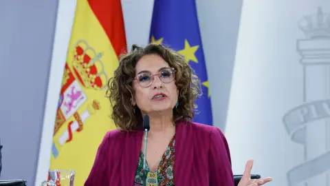 L a vicepresidenta primera y ministra de Hacienda, María Jesús Montero durante la rueda de prensa ofrecida tras la reunión del Consejo de Ministros, este martes en Madrid. El Consejo de Ministros aprueba el alza de la previsión de PIB, la senda de déficit y el 'techo de gasto' para nuevos presupuestos