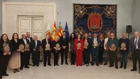 Los galardonados junto al alcalde y la concejala de fiestas Los galardonados junto al alcalde y la concejala de fiestas
