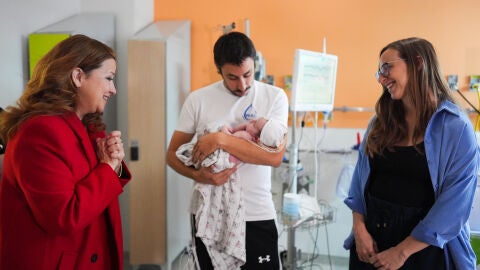 La consejera de Sanidad, Fátima Matute, visita a una familia en la planta de Neonatología del 12 de Octubre La consejera de Sanidad, Fátima Matute, visita a una familia en la planta de Neonatología del 12 de Octubre