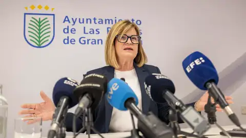 La concejal de Coordinación Territorial, Aguas, Carnaval y Fiestas del Ayuntamiento de Las Palmas de Gran Canaria, Inmaculada Medina (PSOE), ha presentado este lunes su dimisión tras haber sido imputada por malversación de fondos públicos en una presunta trama de corrupción en los servicios municipales. La concejal de Coordinación Territorial, Aguas, Carnaval y Fiestas del Ayuntamiento de Las Palmas de Gran Canaria, Inmaculada Medina (PSOE), ha presentado este lunes su dimisión tras haber sido imputada por malversación de fondos públicos en una presunta trama de corrupción en los servicios municipales.