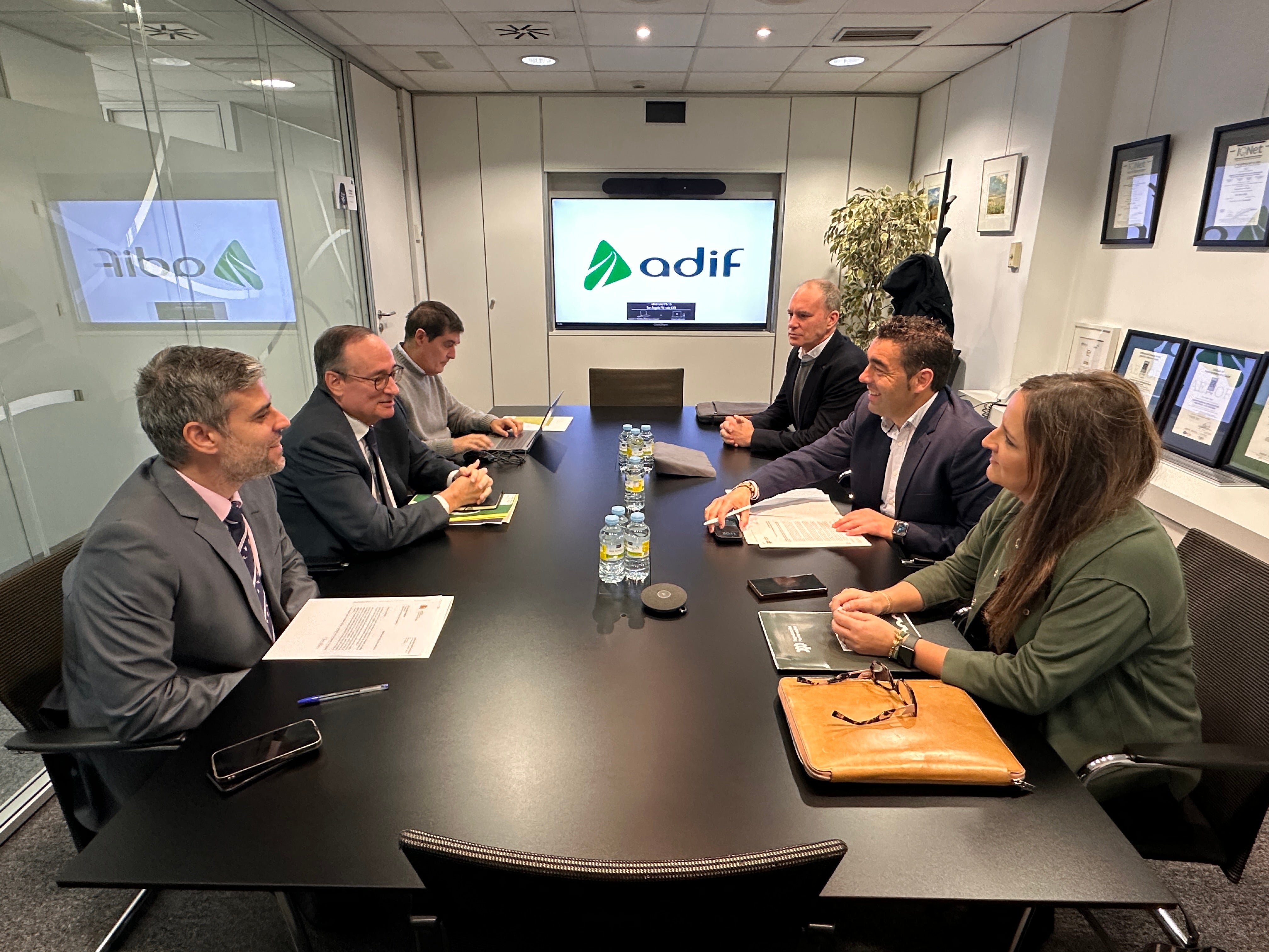 López acorda co Adif a cesión do treito ferroviario entre Pontevedra e Arcade para a súa conversión en Vía Verde López acorda co Adif a cesión do treito ferroviario entre Pontevedra e Arcade para a súa conversión en Vía Verde