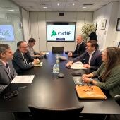 López acorda co Adif a cesión do treito ferroviario entre Pontevedra e Arcade para a súa conversión en Vía Verde