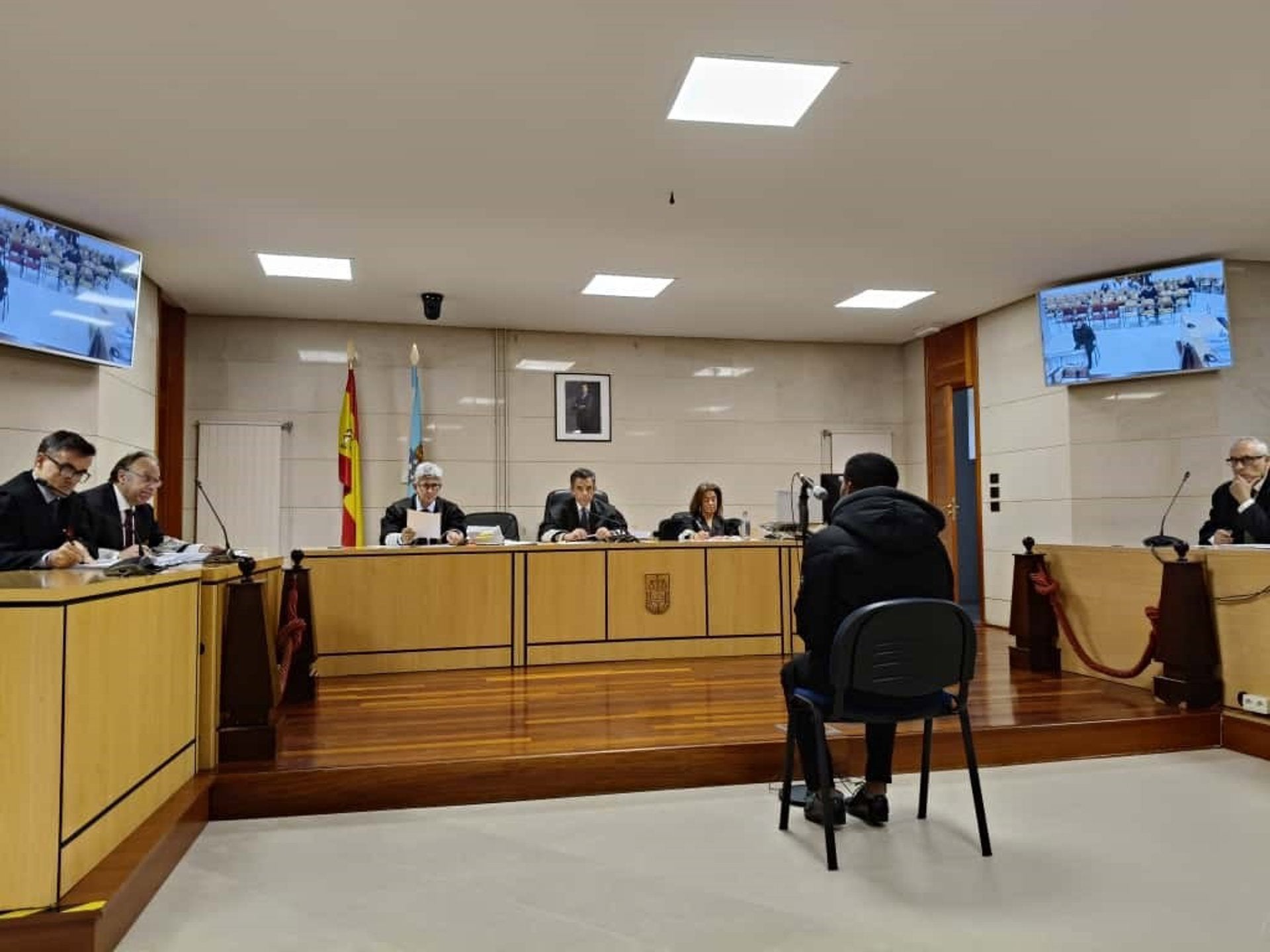 El joven acuchillado en Santiago no reconoce al acusado, pero un testigo reafirma que lo vio coger "algo punzante" El joven acuchillado en Santiago no reconoce al acusado, pero un testigo reafirma que lo vio coger "algo punzante"