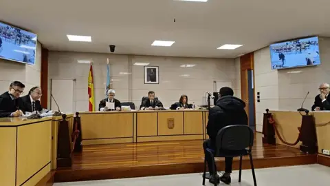 El joven acuchillado en Santiago no reconoce al acusado, pero un testigo reafirma que lo vio coger "algo punzante" El joven acuchillado en Santiago no reconoce al acusado, pero un testigo reafirma que lo vio coger "algo punzante"