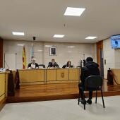 El joven acuchillado en Santiago no reconoce al acusado, pero un testigo reafirma que lo vio coger "algo punzante"