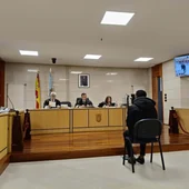 El joven acuchillado en Santiago no reconoce al acusado, pero un testigo reafirma que lo vio coger "algo punzante" El joven acuchillado en Santiago no reconoce al acusado, pero un testigo reafirma que lo vio coger "algo punzante"