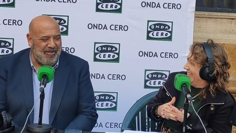 El alcalde de Palma, Jaime Mart&iacute;nez, y Elka Dimitrova en la Plaza de Cort.