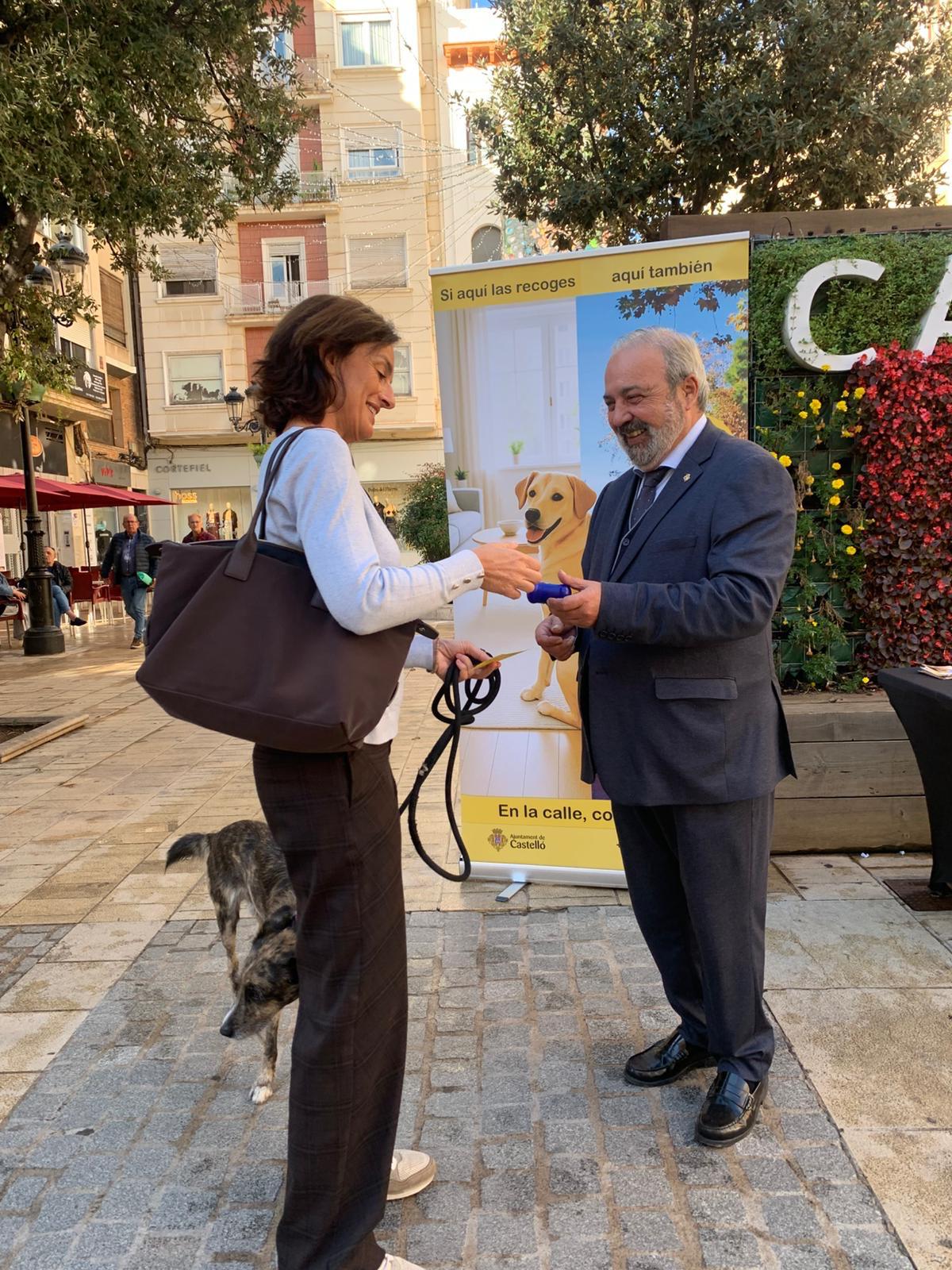 Castellón refuerza la tenencia responsable de mascotas con reparto de 10.000 bolsas para heces Castellón refuerza la tenencia responsable de mascotas con reparto de 10.000 bolsas para heces