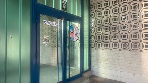 Puerta de entrada a las oficinas del estadio Helmántico