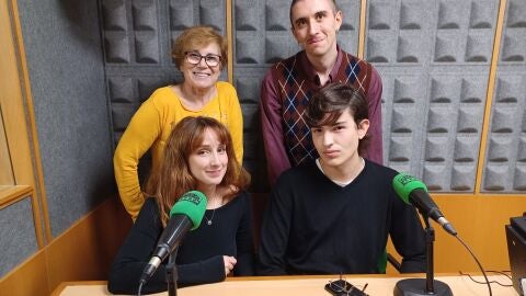 A nosa cita quincenal co colectivo pontevedr&eacute;s &ldquo;De Vella a Bella&rdquo; trae hoxe a visita de tres estudantes de moda que ultiman os preparativos para "Debut 2025".