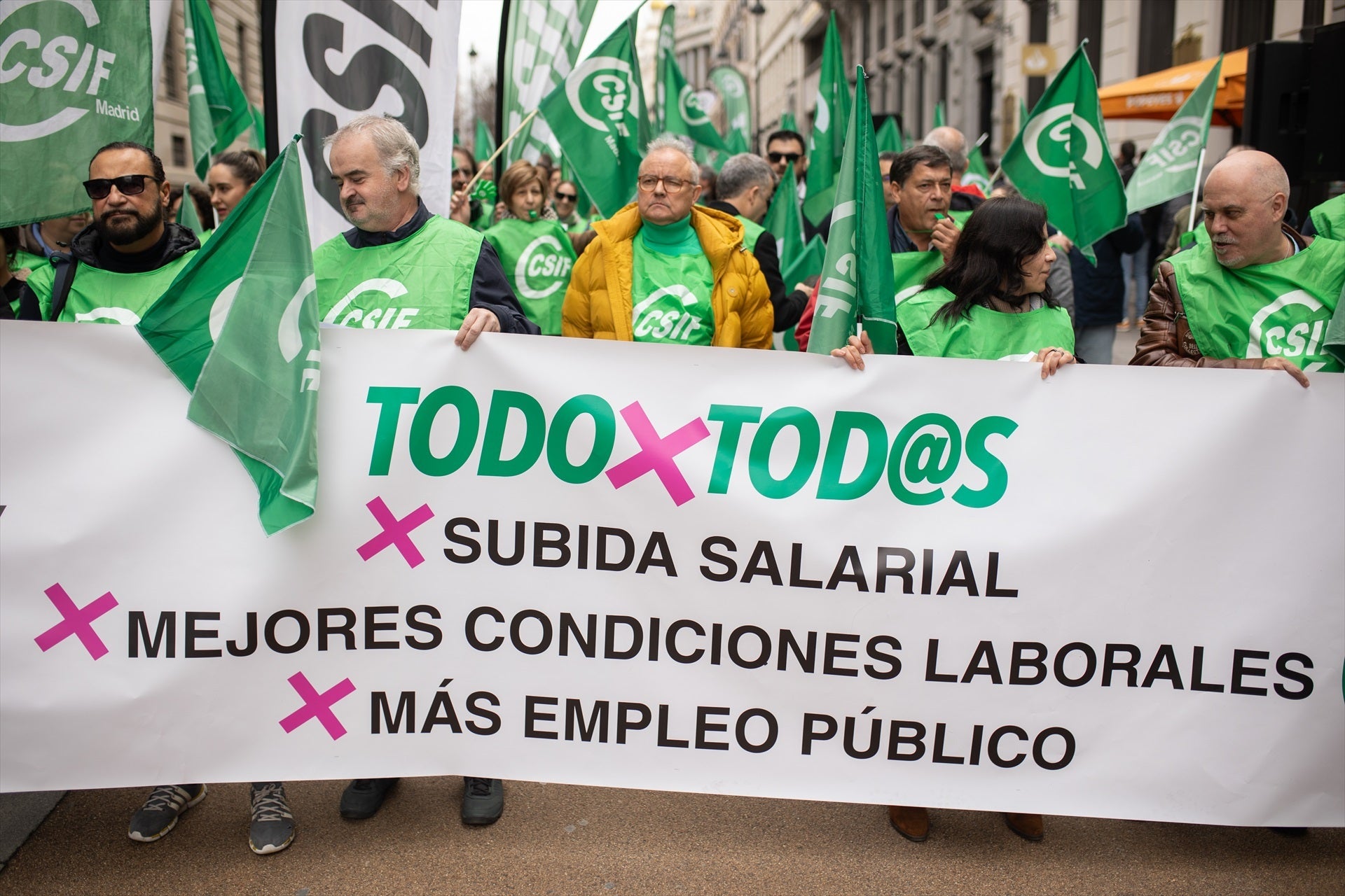 Los nuevos sueldos de los funcionarios: así quedarán con el incremento salarial Los nuevos sueldos de los funcionarios: así quedarán con el incremento salarial